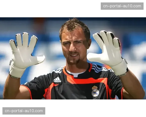 特写:退役球星在伯纳乌举办纪念赛,多位传奇重逢 特写:退役球星在伯纳乌举办纪念赛,多位传奇重逢