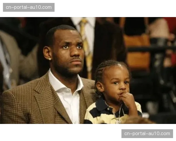 特写：勒布朗·詹姆斯常规赛谢幕战后，与儿子布朗尼在场边长时间拥抱